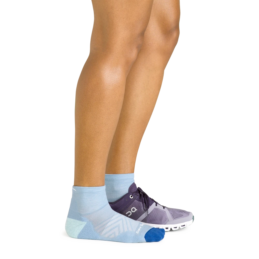 Calcetines tobilleros Darn Tough de lana merina en color Sky con acolchado para correr y diseño ultraligero