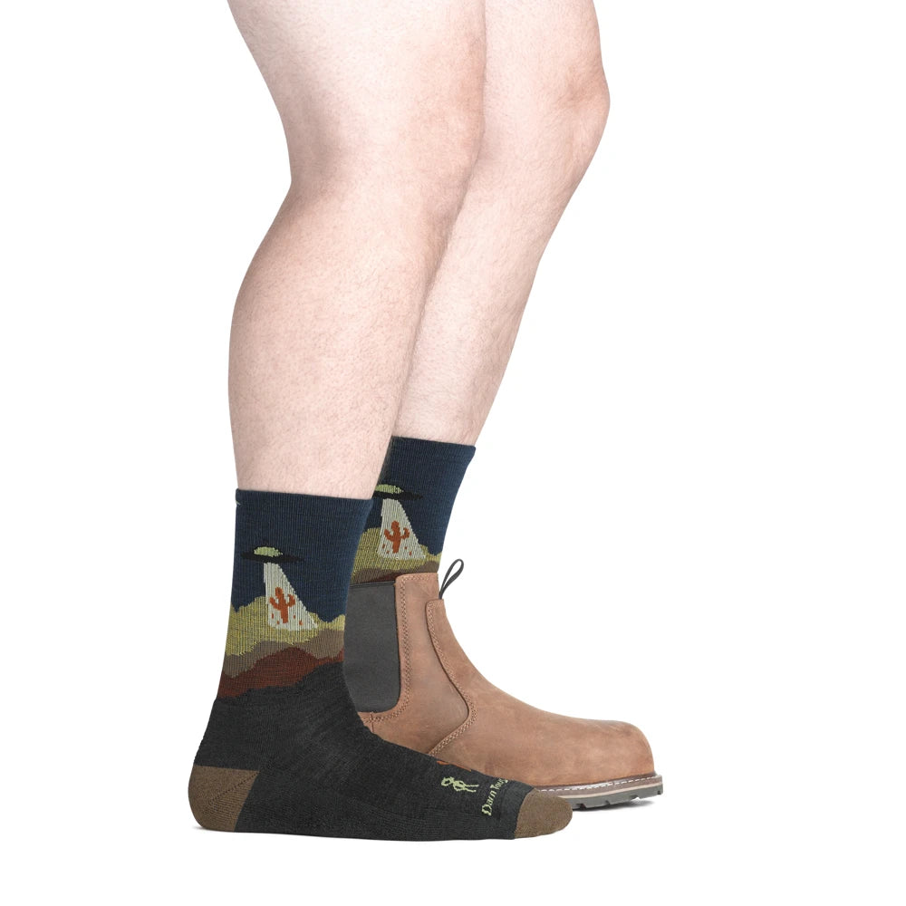 Calcetines de senderismo tobilleros altos Darn Tough en color Walnut con diseño de paisajes montañosos