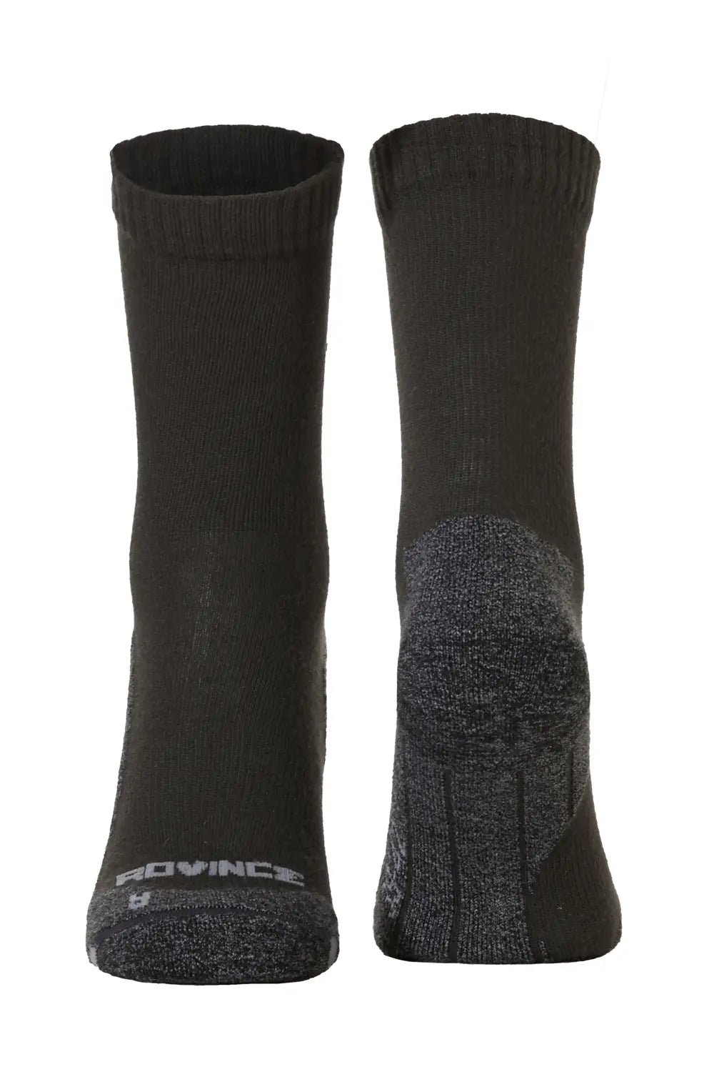 Dos calcetines uno de frente y otro de espaldas en color negro con planta y puntera en gris jaspeado. En el calcetín derecho letras en blanco ROVINCE y letra R.