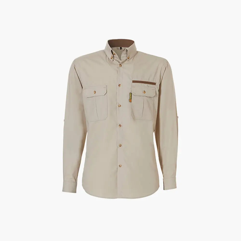 Camisa Rovince Desert en color beige con dos bolsillos frontales con botón y uno con cremallera a la izquierda.