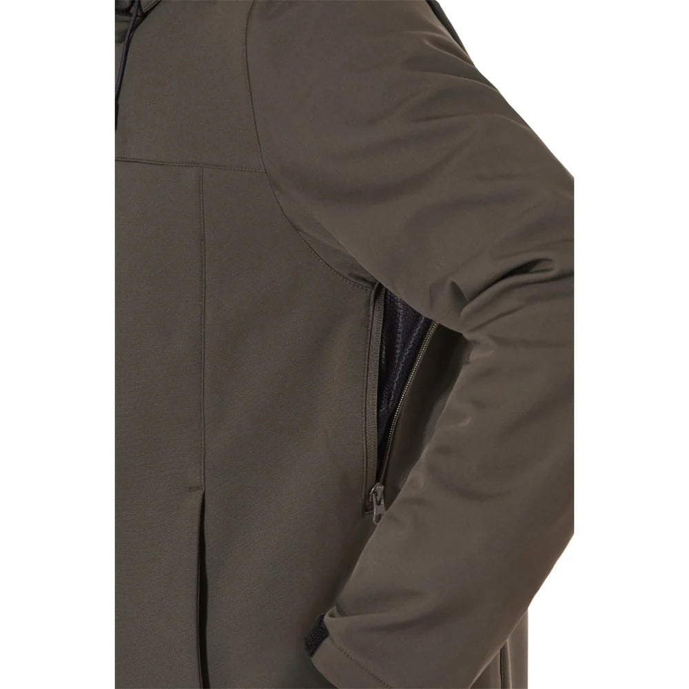 Chaqueta verde softshell detalle ventilación axilar con cremallera y forro interior.
