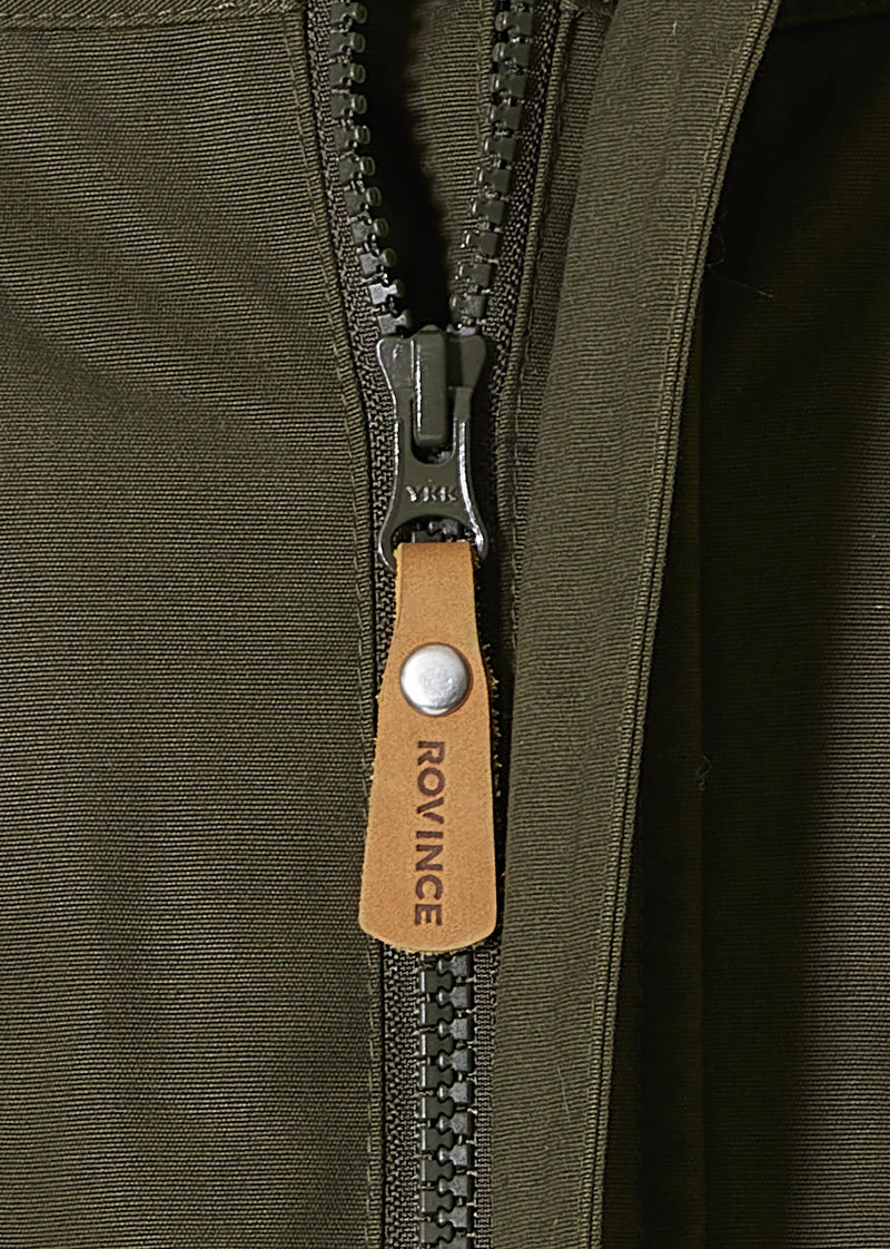 Cremallera verde ykk con tirador beige Rovince y tachuela metálica
