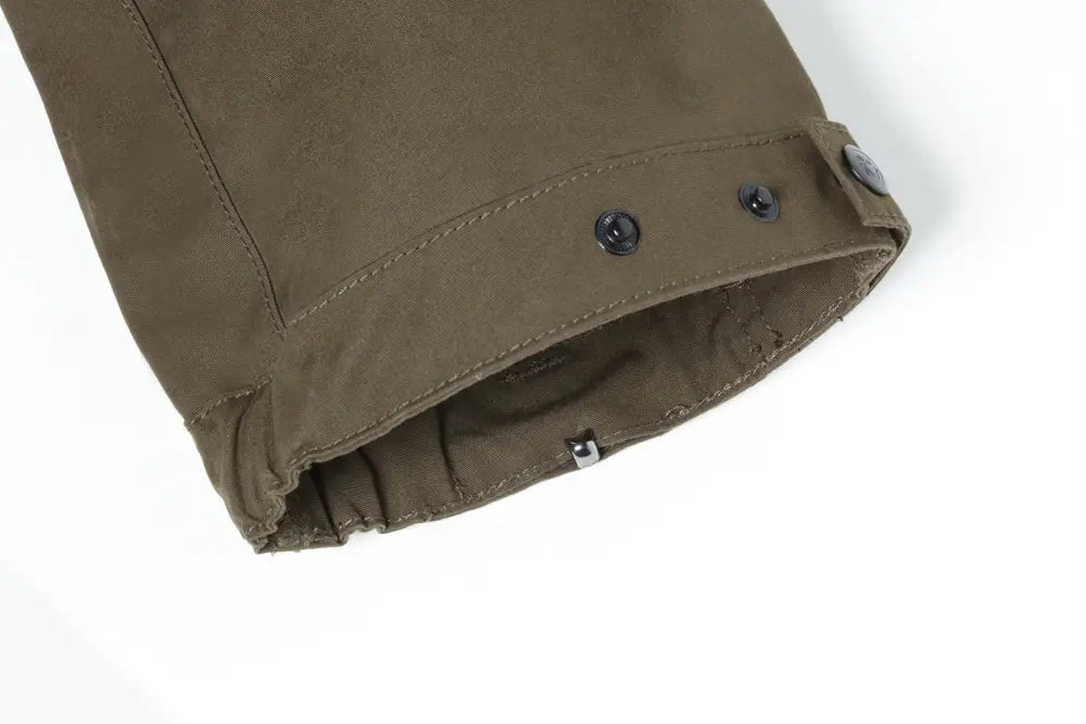 Detalle bajo pantalón rovince flexline con tres remaches para ajustar y enganche en cordones.