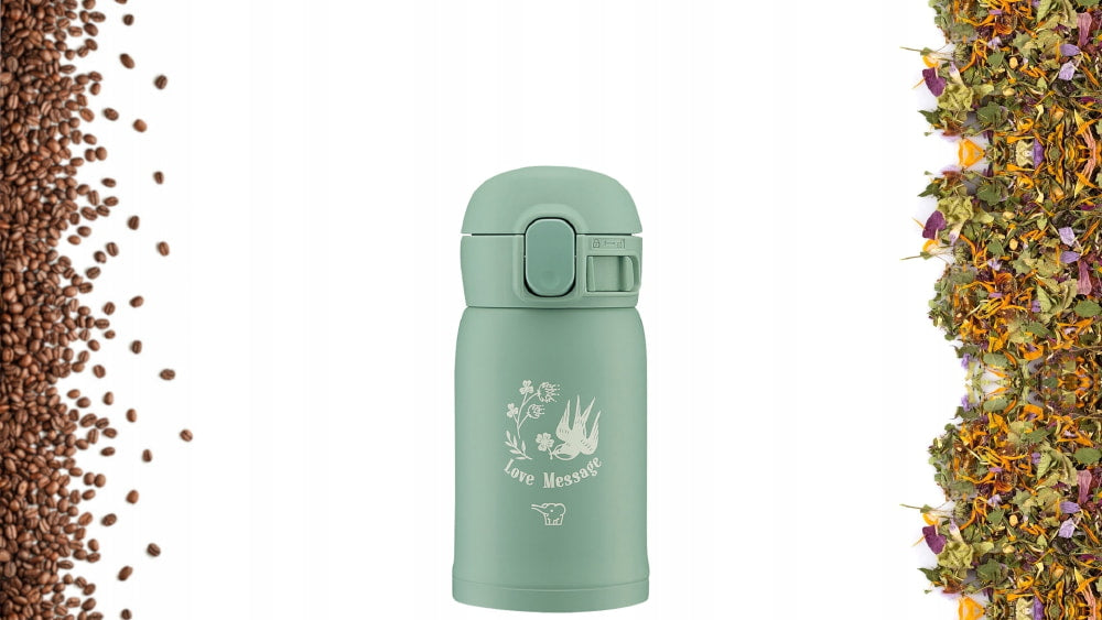 Termo Zojirushi SM-WP 0.24L en color verde con granos de café en un lado y hojas secas del otro lado con fondo blanco