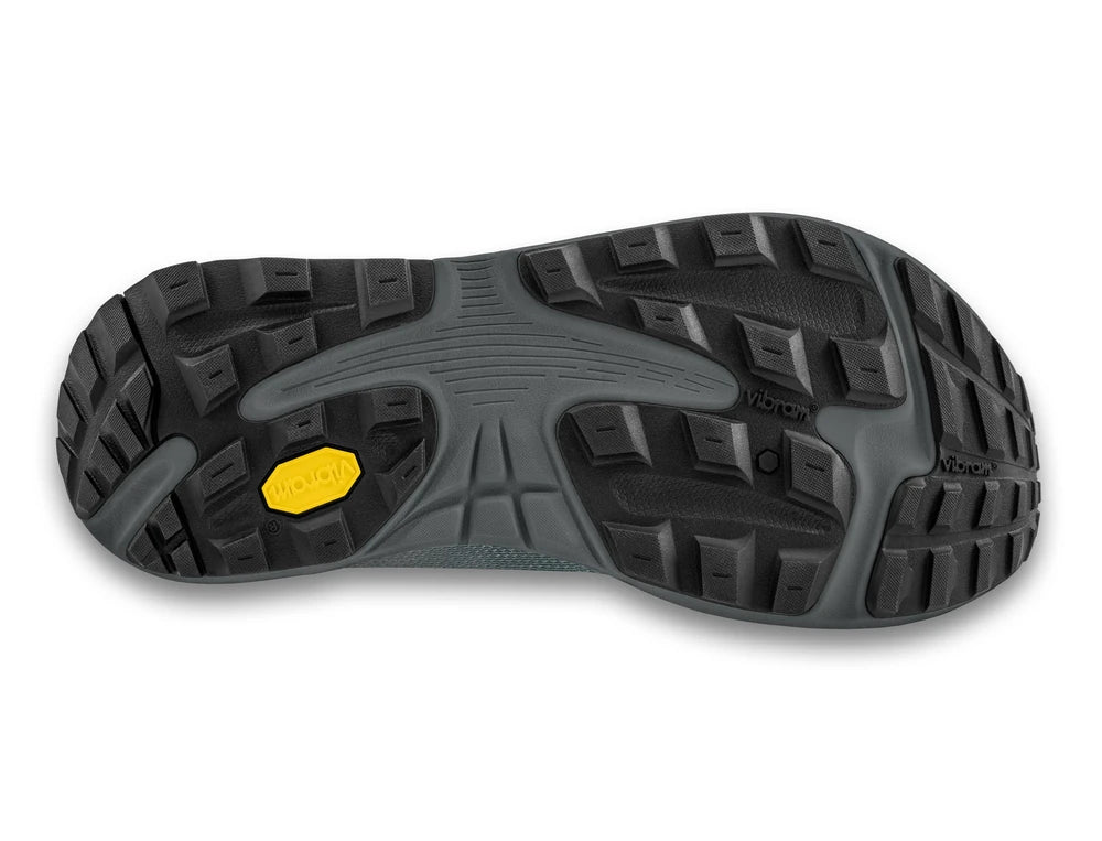 Suela de zapatilla Topo Athletic MT-5 en negro y carbón con tracción Vibram para senderismo.