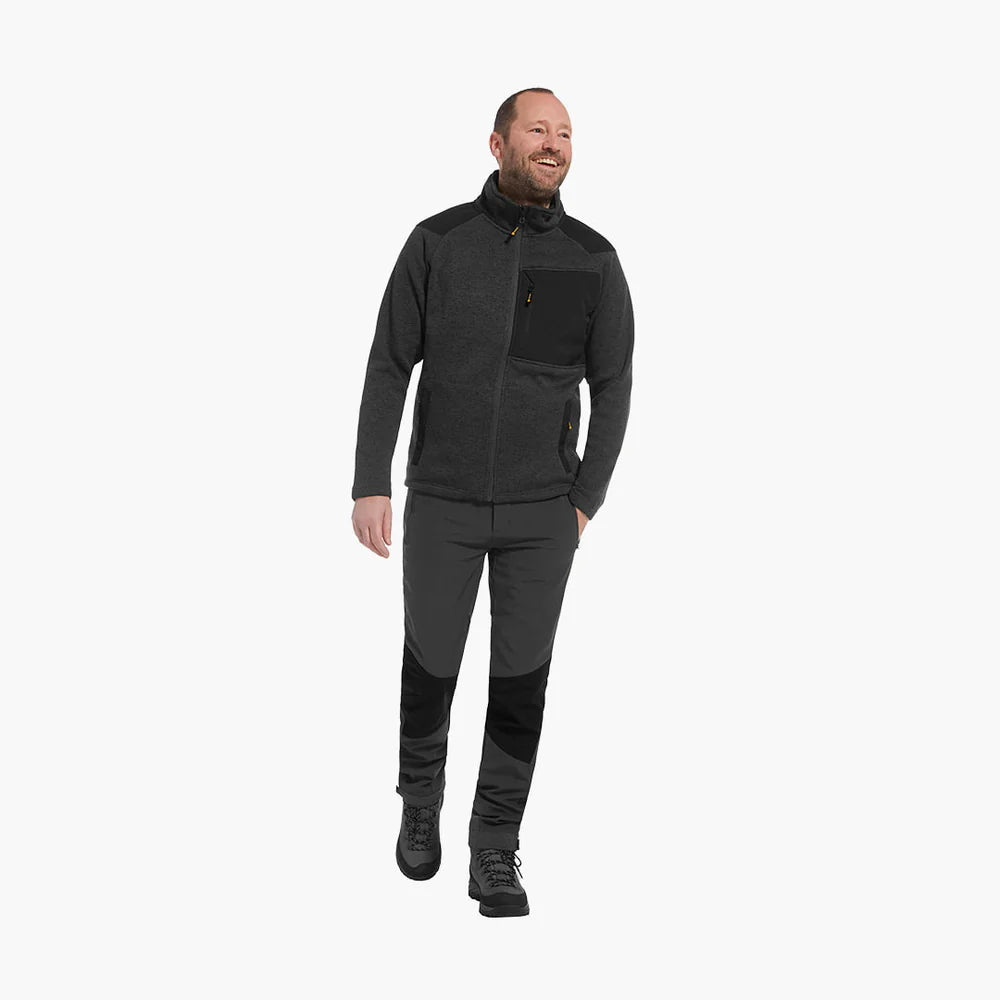 Modelo con chaqueta coarse antracita y pantalón rovince antracite y botas.