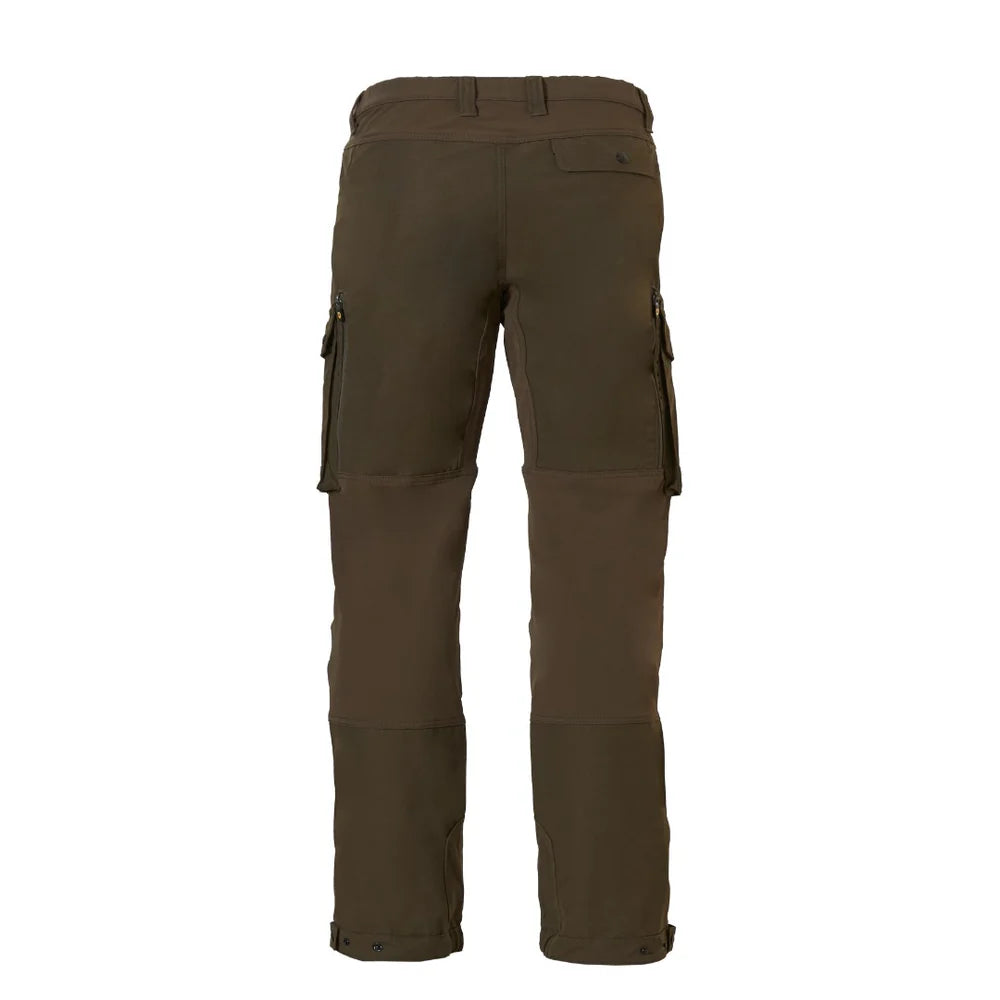 Vista trasera del pantalón rovince flexline en verde oliva, transpiraciones con cremallera y bolsillo con solapa derecho.