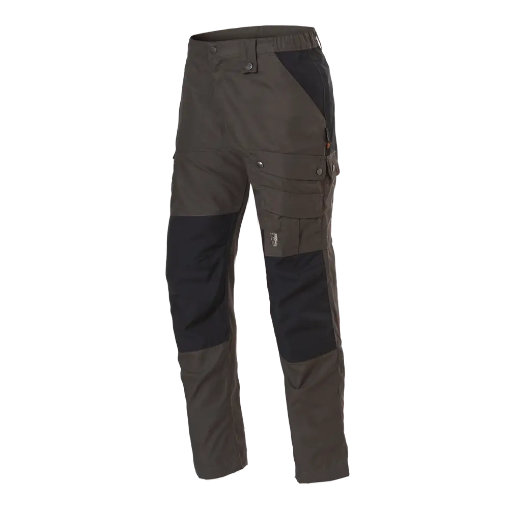 Pantalón rovince en verde oliva con parches negros en rodillas, travilla con botón y bolsillos cargo a los lados con bolsillo para cuchillo