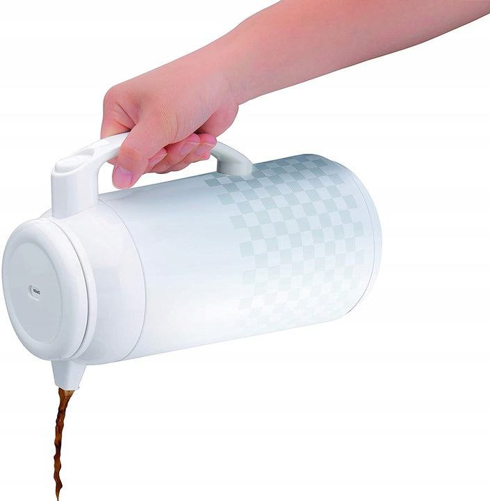 Sirviendo café ZOJIRUSHI-AFFB-1L