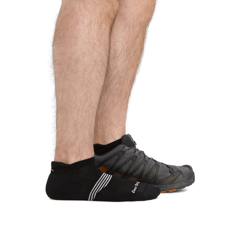 Comparación de altura entre el calcetín invisible Element 1101 y un zapato deportivo