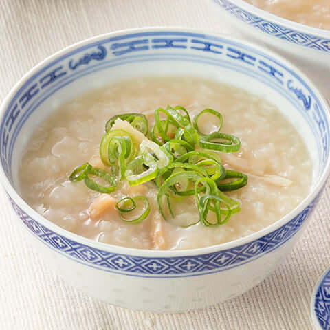 Sopa asiática en plato blanco y azul