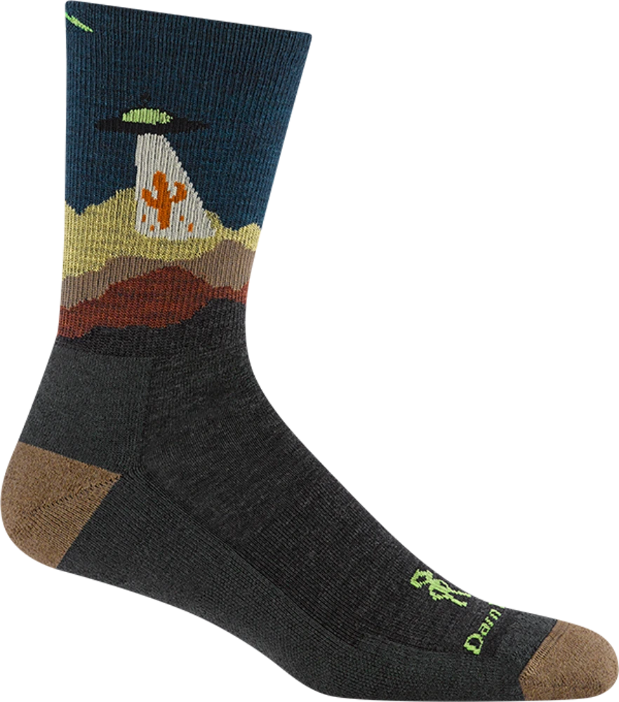 Calcetines de senderismo tobilleros altos Darn Tough en color charcoal con diseño de montaña y ovni