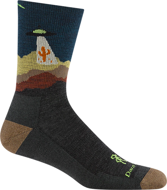 Calcetines de senderismo tobilleros altos Darn Tough en color charcoal con diseño de montaña y ovni