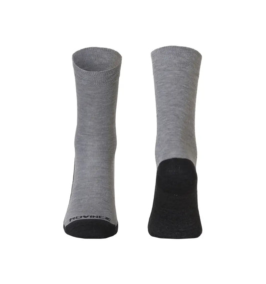 Dos pares de calcetines en 3d en color gris y la planta color negro.