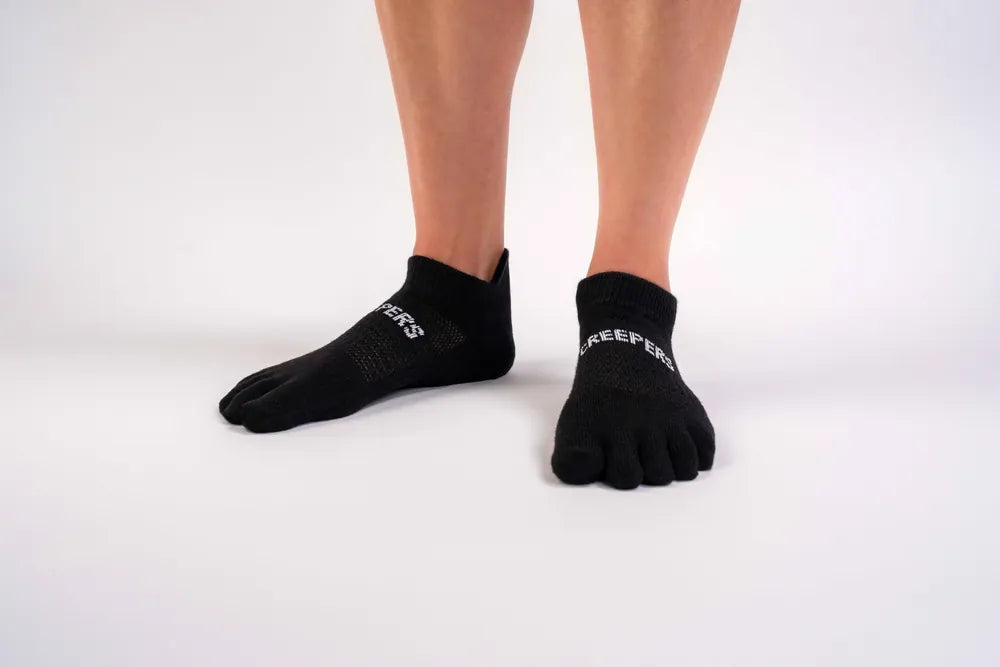 Calcetín de dedos negro Creepers para running y uso diario, diseño anti-ampollas con altura invisible.