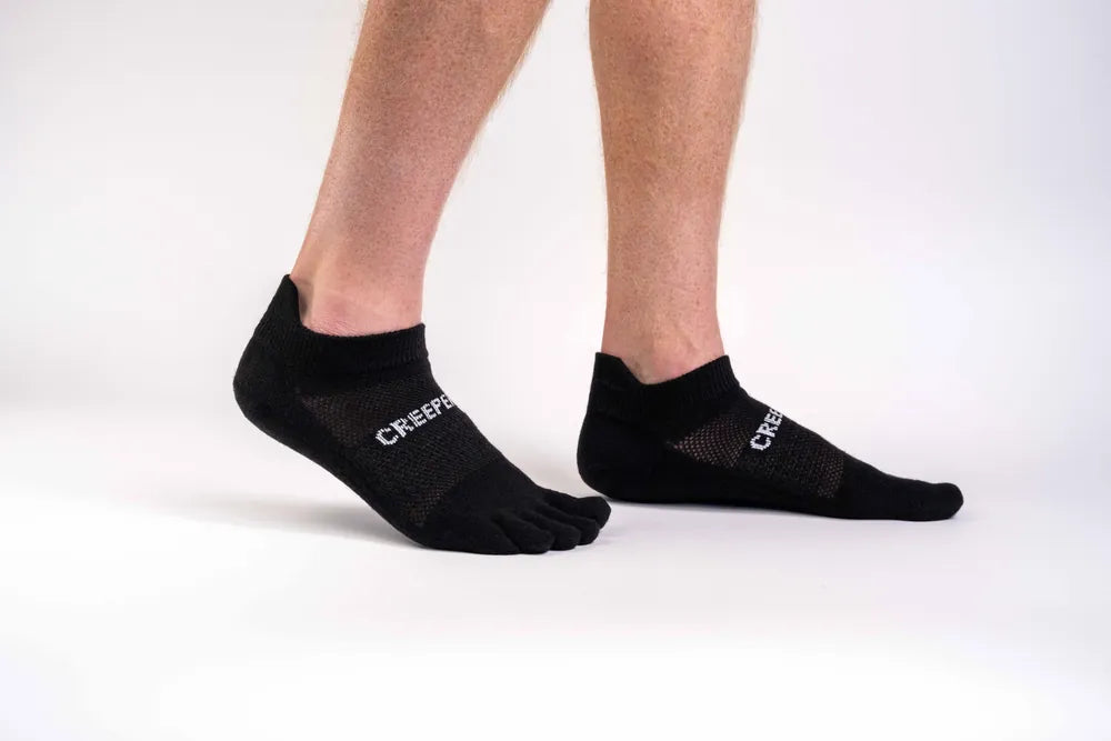 Calcetín de dedos negro Creepers anti-ampollas para running y uso diario con diseño ligero y altura invisible.