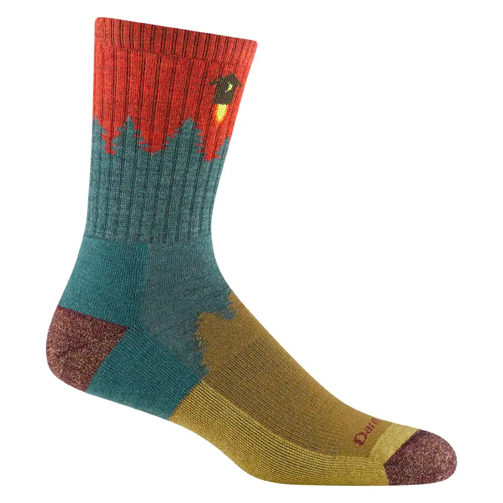 Calcetín Darn Tough 1974 con colores rojo verde acero y mostaza. Con un cohete.