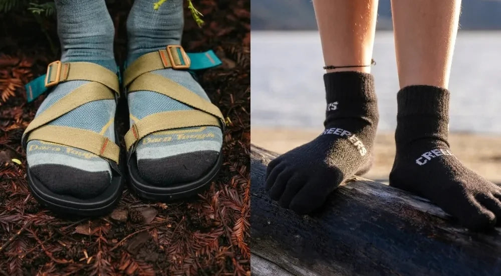 Sandalias con calcetines y calcetines con dedos, ambos en un entorno natural junto a un cuerpo de agua.