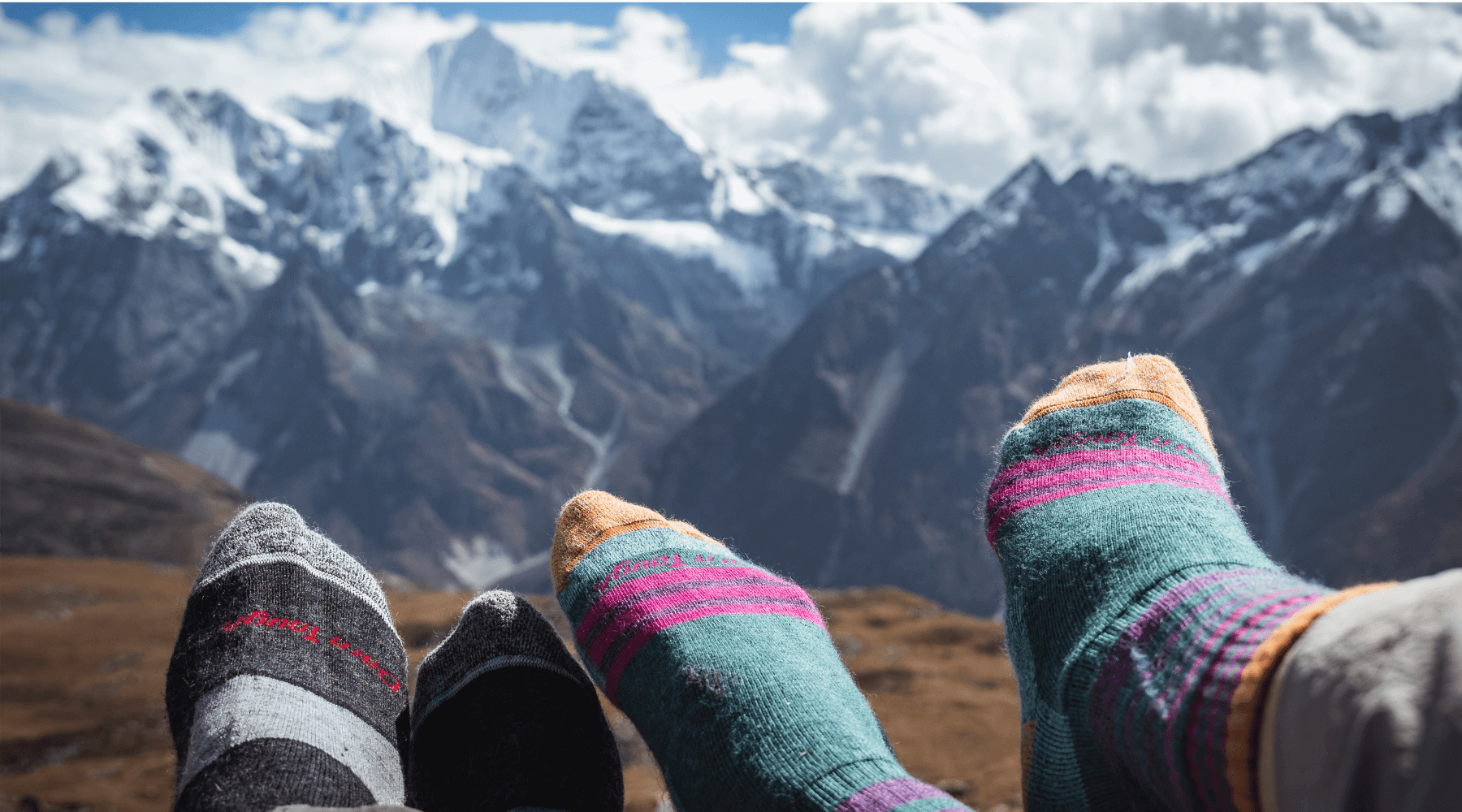 Calcetines Darn Tough con montañas al fondo