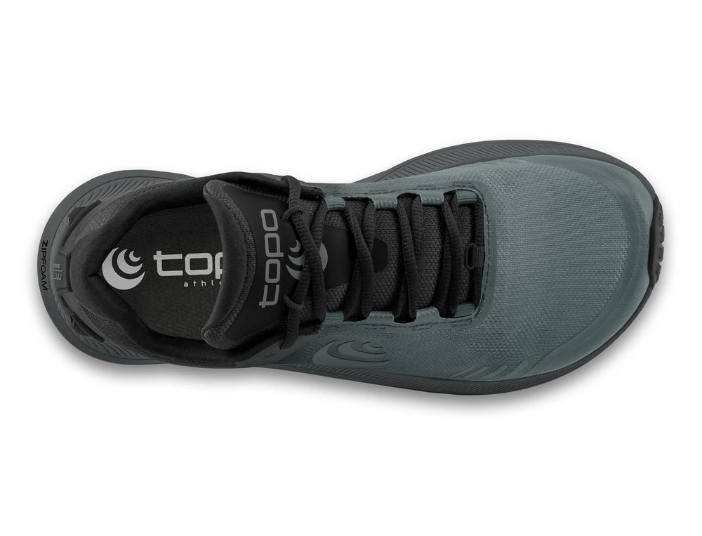 Zapatilla Topo Athletic MT-5 para hombre en negro y carbón con diseño versátil para senderismo y uso diario