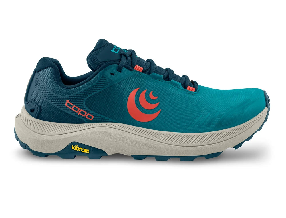 Zapatilla Topo Athletic MT-5 M'S en azul con detalles en rojo y suela Vibram para mayor tracción en senderos