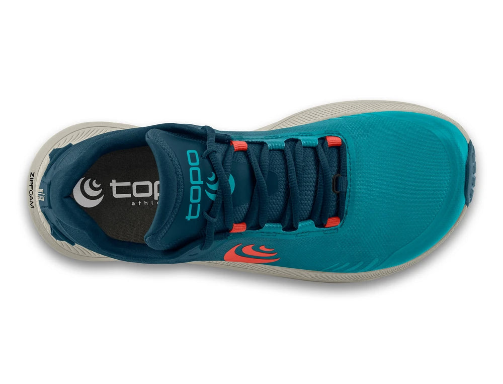 Zapatilla Topo Athletic MT-5 M'S en azul con detalles en rojo y diseño versátil para carretera y sendero