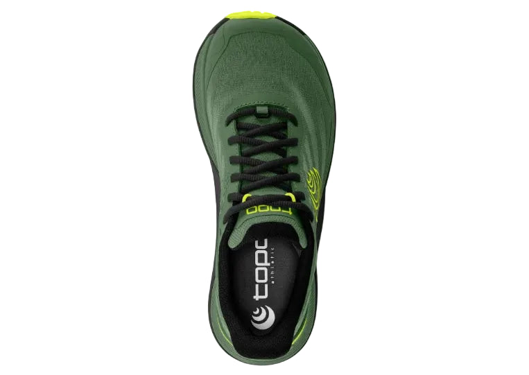 Zapatilla deportiva verde con detalles en amarillo y negro, vista desde arriba.