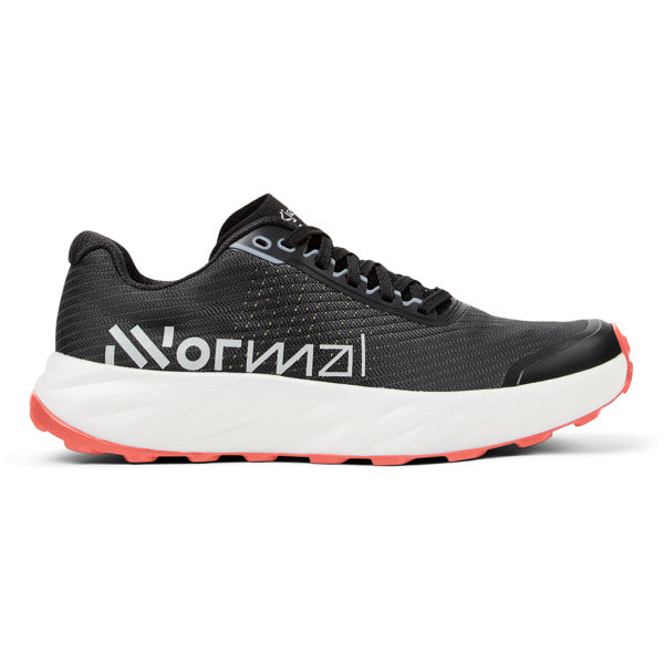 Zapatillas NNormal Kjerag 2.0 negras con suela blanca y detalles en color coral para rendimiento y velocidad