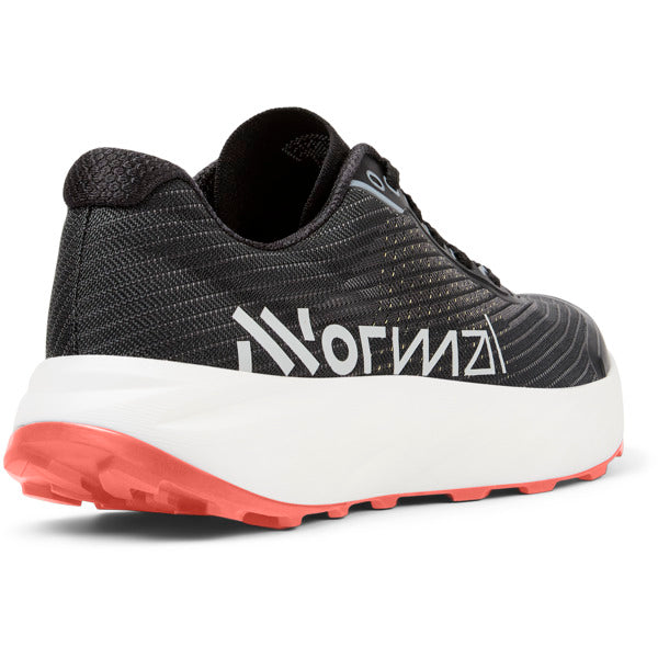 Zapatillas Nnormal Kjerag 2.0 negras con suela de alta tracción y diseño para rendimiento y velocidad