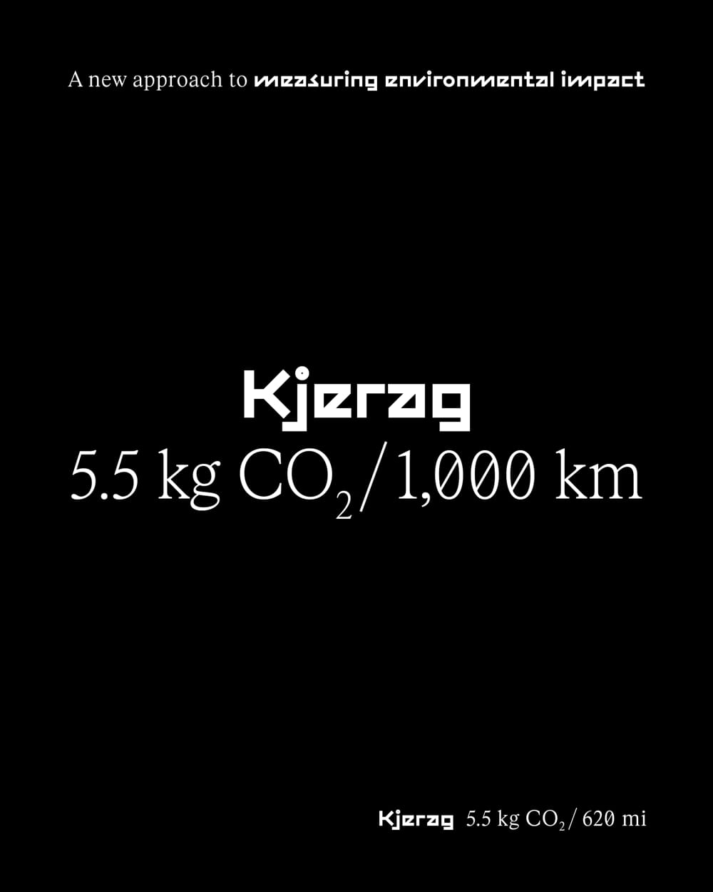 Texto en fondo negro que muestra "Kjerag 5.5 kg CO2/1,000 km" y una descripción sobre impacto ambiental.