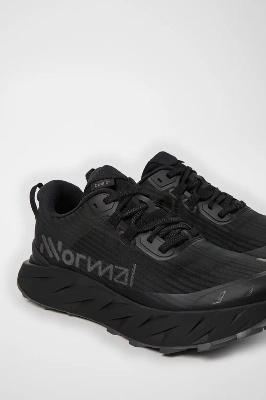 Zapatillas NNormal Cadí de Hombre Negro Nnormal zapatillas Drop 6 negras de senderismo con diseño técnico