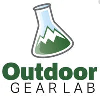 Logo de Outdoor Gear Lab con un matraz de laboratorio que contiene un dibujo de montañas verdes.