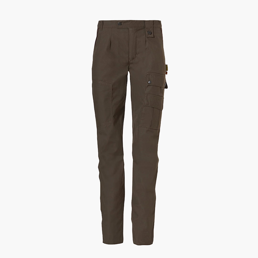 Pantalón verde  con bolsillos cargo  en la  pierna  izquierda.