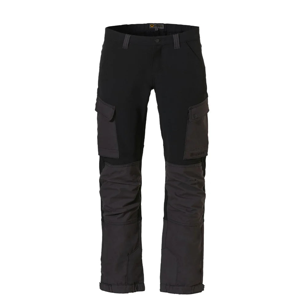 Pantalón con fondo negro con refuerzos en gris así como los bolsillos cargo.