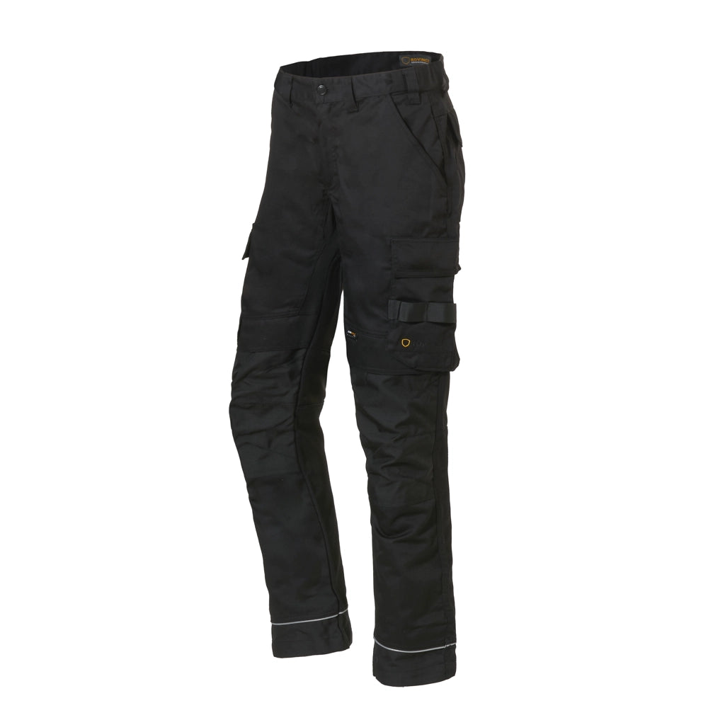 Vista 3d pantalón negro con bolsillo italiano bolsillos cargo y cinta para colocar herramientas además linea reflectante en bajos.