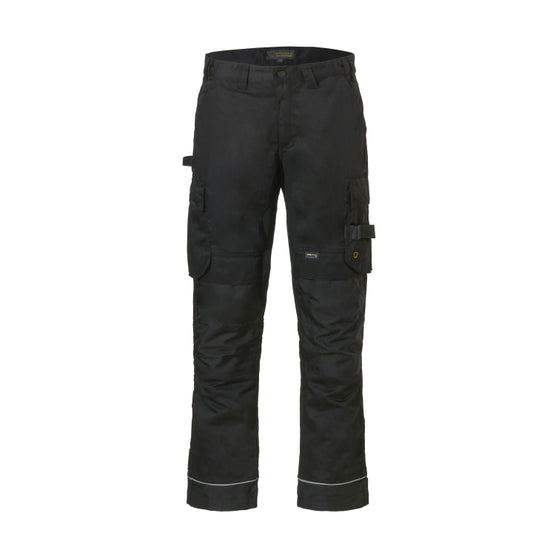 Pantalón negro con linea reflectante en bajos bolsillos laterales y detalles para colgar herramientas