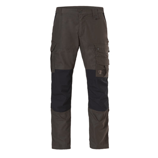 Pantalón en verde oliva con parches negros en rodillas y bolsillos cargo a los lados.