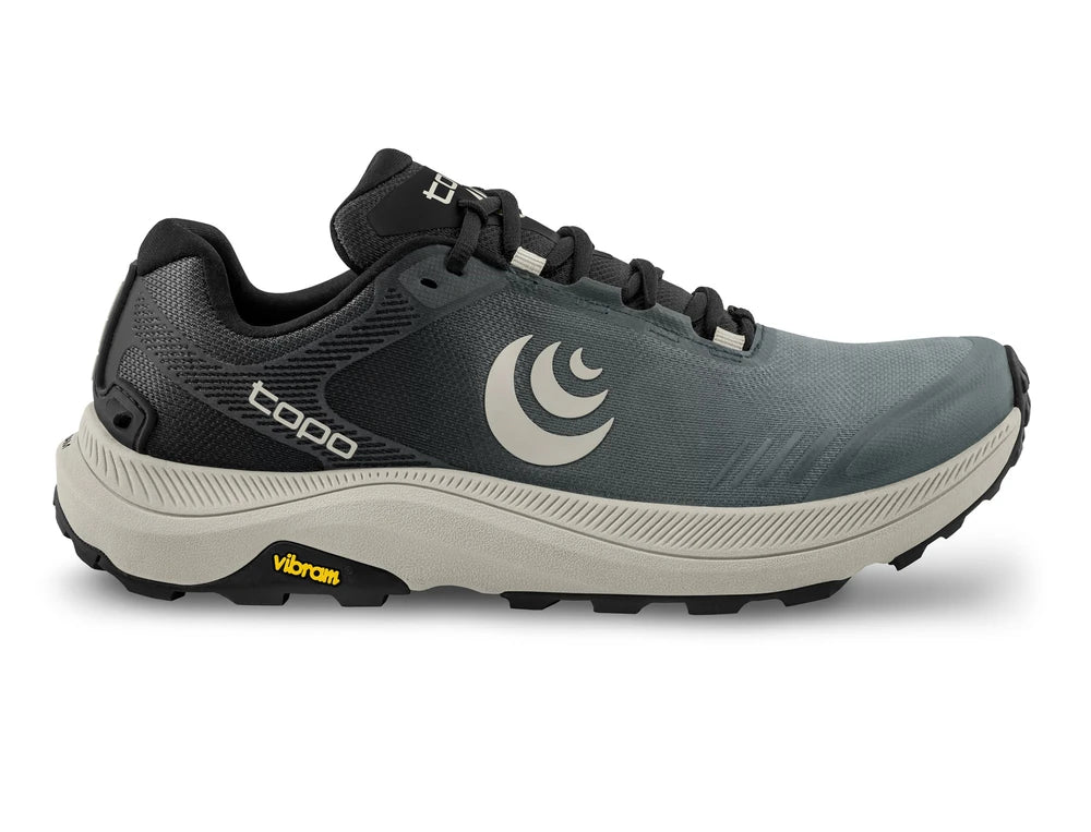 Zapatilla Topo Athletic MT-5 W'S en color gris carbón con suela Vibram y diseño versátil para cualquier terreno