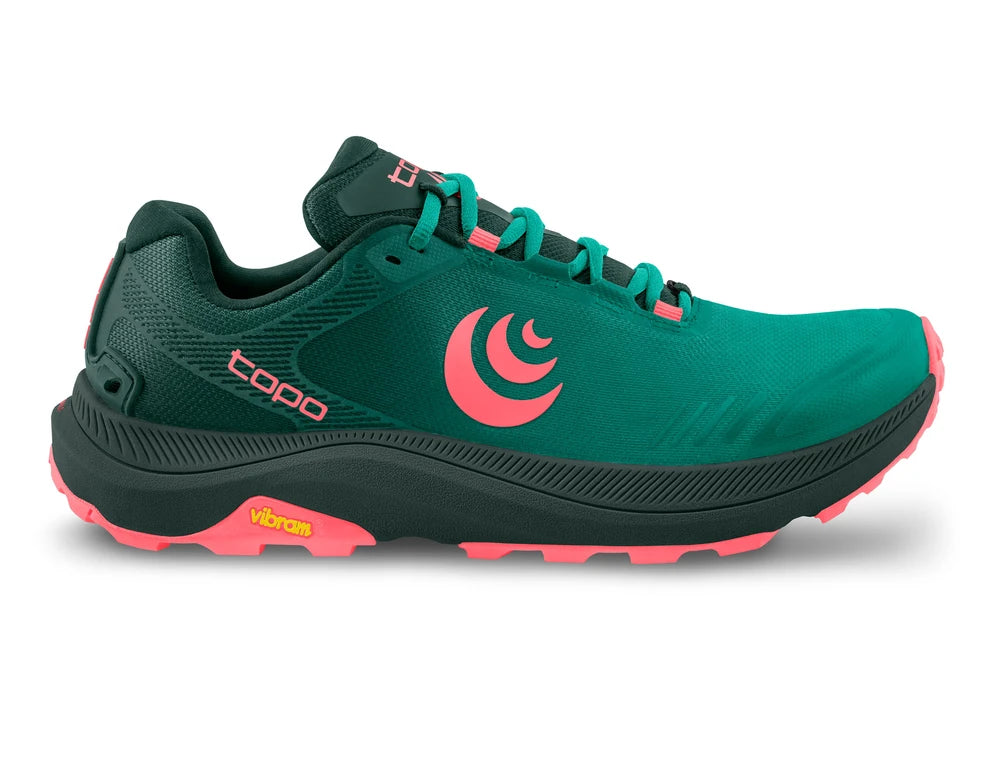 Zapatilla híbrida Topo Athletic MT-5 W'S en color esmeralda y rosa con suela Vibram para trail y asfalto