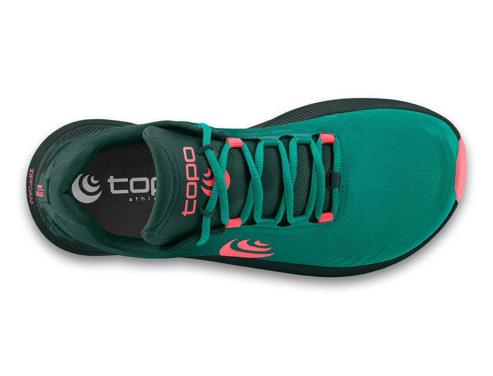 Zapatilla híbrida Topo Athletic MT-5 W'S en color esmeralda con detalles en rosa, ideal para trail y asfalto.