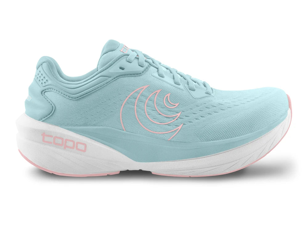 Zapatilla Topo Athletic Phantom 4 Mujer en color azul polvo con detalles en rosa y amortiguación adecuada para correr.