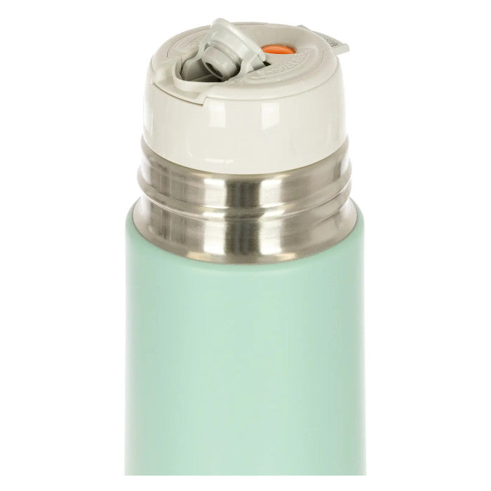 Botella Zojirushi verde sin vaso y con la apa beige con el pulsador naranja.