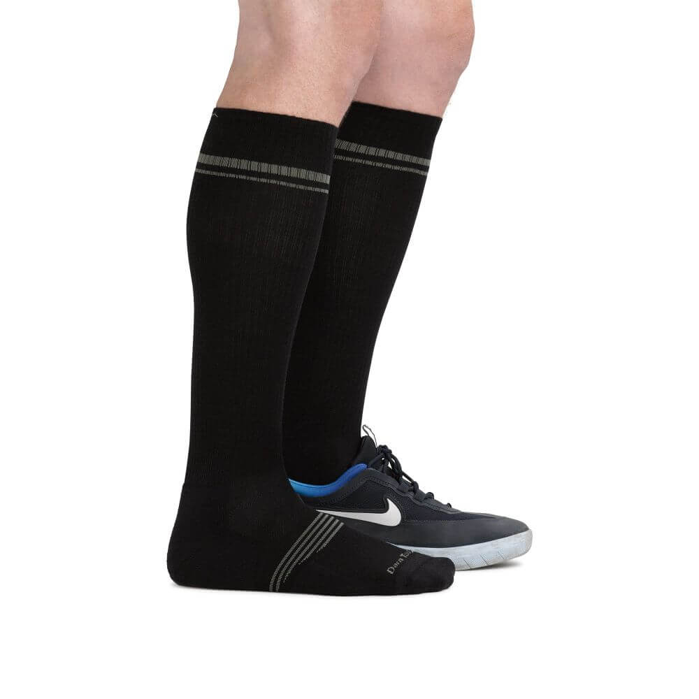 Darn Tough Calcetín por debajo de la rodilla con acolchado para cualquier actividad física. Mod. Element 1104 color Color: Black